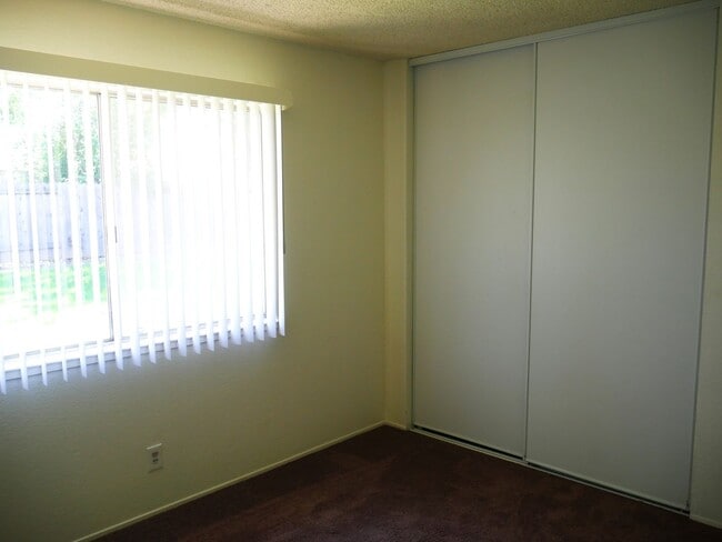 Building Photo - Cozy 2 Bed 2 Bath 950sq. ft. Duplex in Elk Grove
