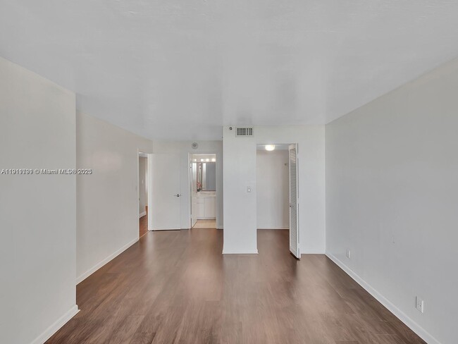 Building Photo - 2555 Collins Ave