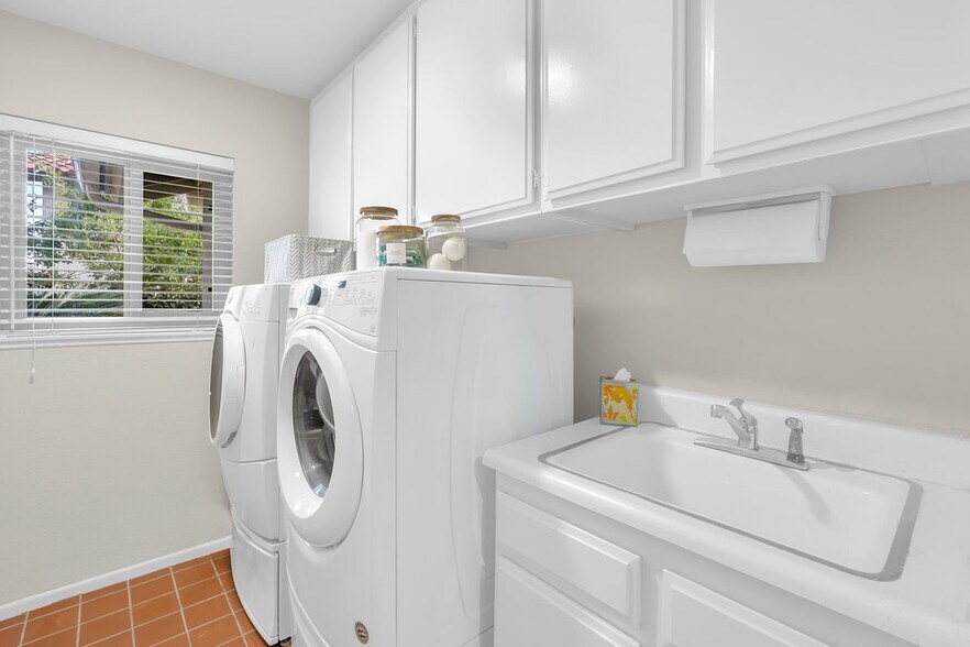 Building Photo - 25151 Via Playa