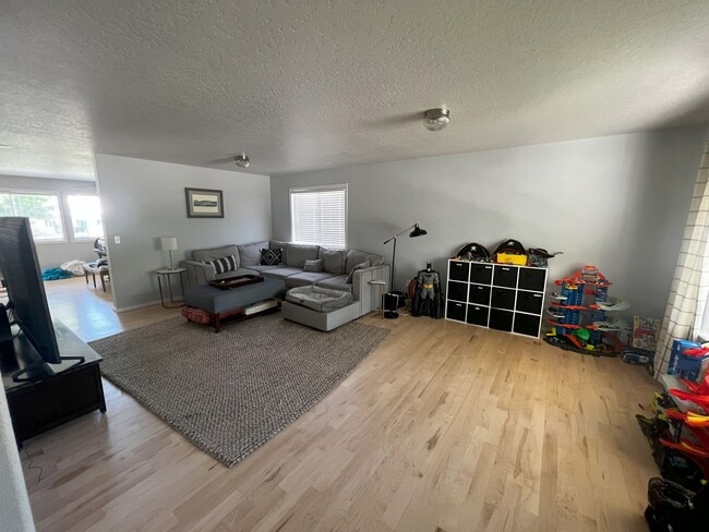 Building Photo - Spacious 4 bed 2.5 bath just off Amity and...