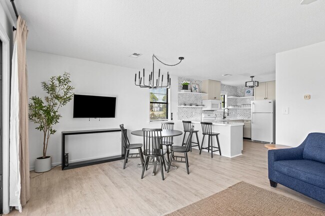 Building Photo - Cute fully furnished 1-Bedroom Codo in Sea...
