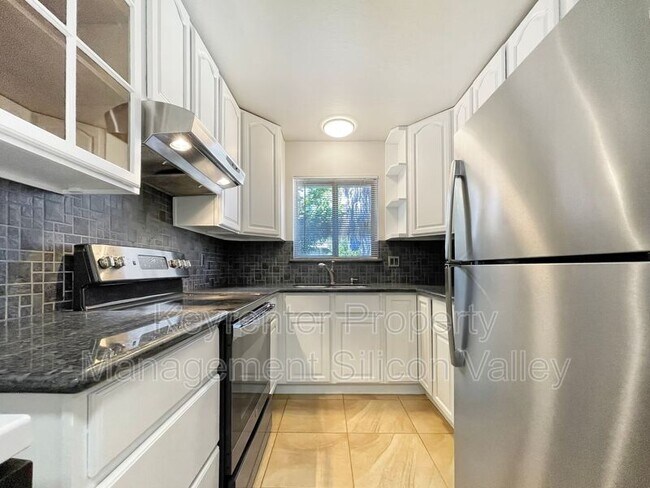 Building Photo - 923 Ravenscourt Ave