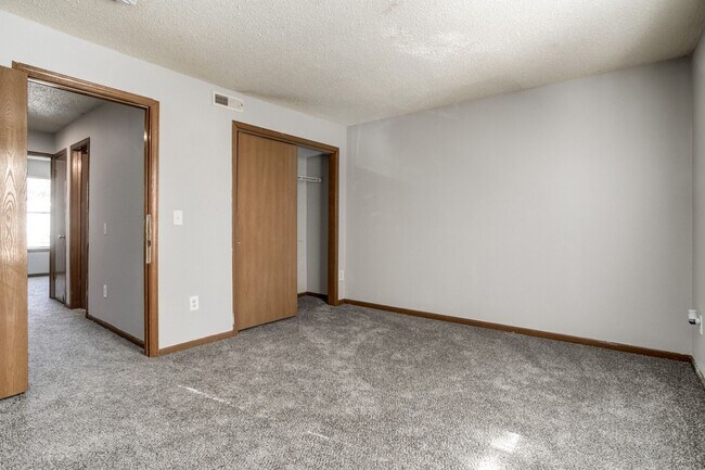 Building Photo - $500 Fall Move in Special - Spacious Townh...