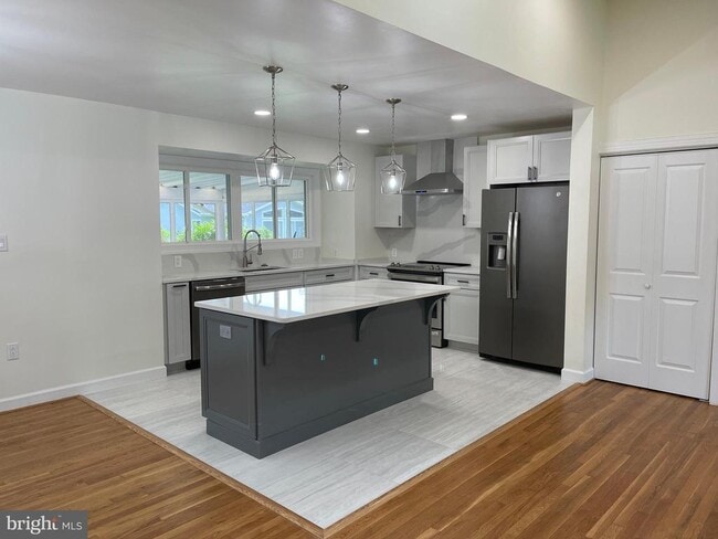 Building Photo - 9913 Pomona Dr