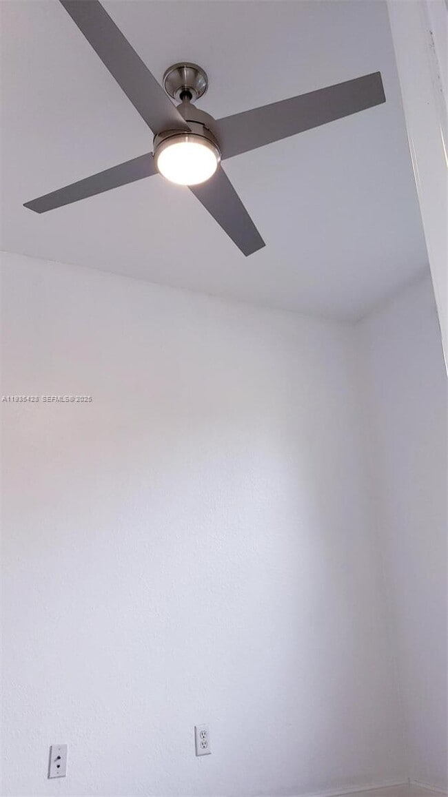 Building Photo - 833 Millbrae Ct