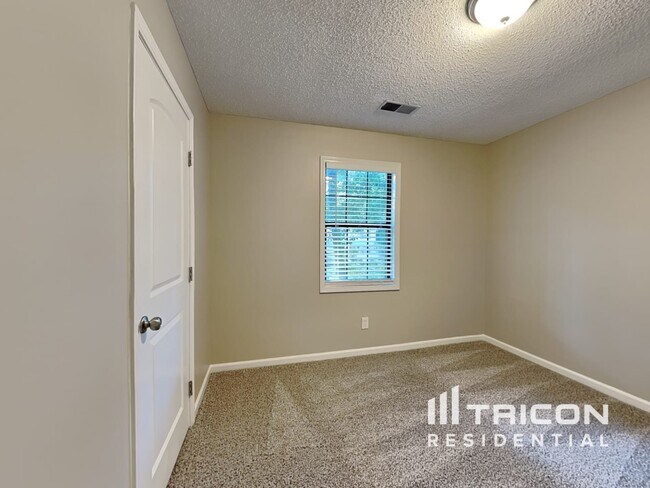 Building Photo - 2379 Moseley Pl SW