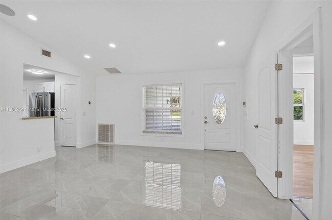 Building Photo - 5276 Pine Tree Dr