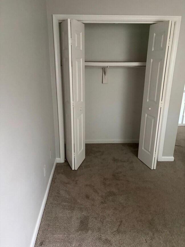 Building Photo - Prime low maintenance Williamsburg rental location!