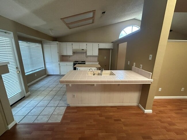 Building Photo - 3 bedroom 2 bathroom in Desirable SW Visalia!