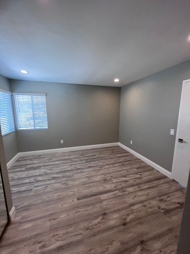 Building Photo - Beautifully Upgraded One Bedroom-One Bathr...