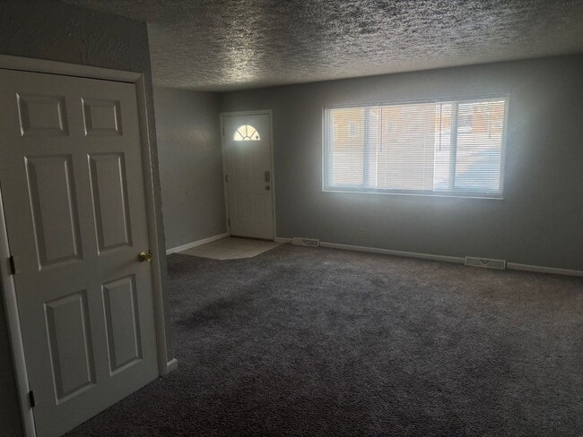 Building Photo - Charming 2-Bedroom Property in Prime Location