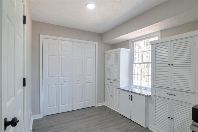 Building Photo - 4620 Central Dr