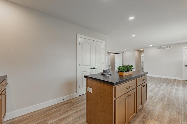 Building Photo - 911 Mayfair Dr