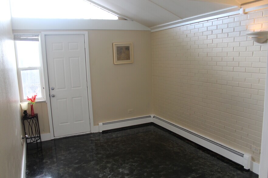 2 bedrooms with vaulted ceilings and plenty of natural light! - 1400 Julian St