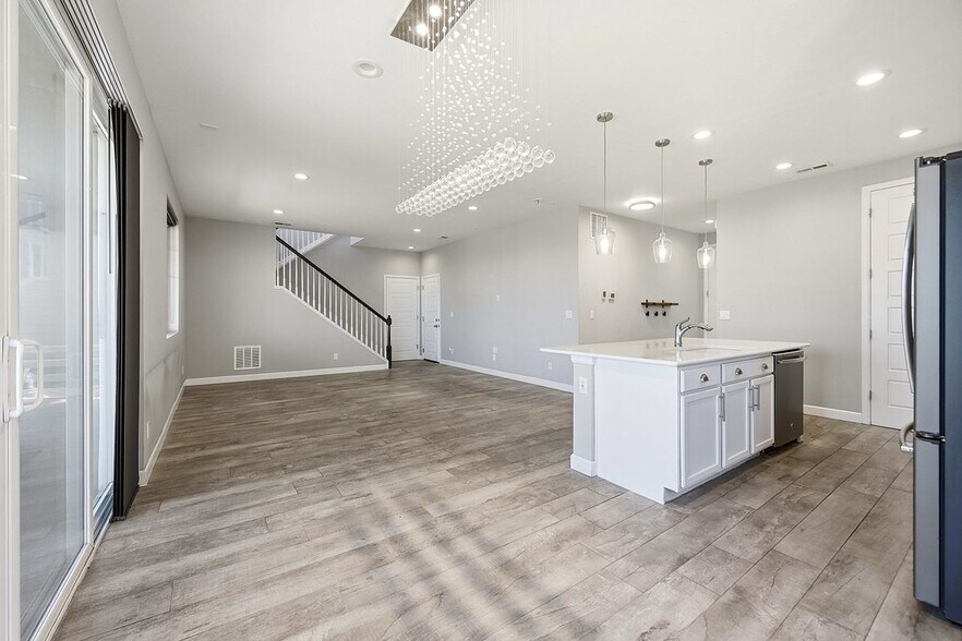 Building Photo - 4988 S Wenatchee Cir