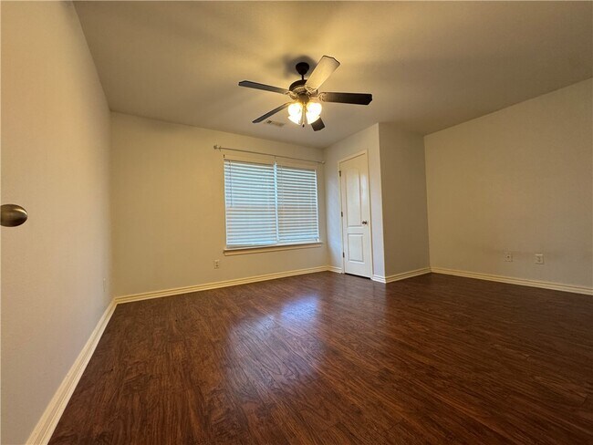 Building Photo - 3905 W Amour Dr