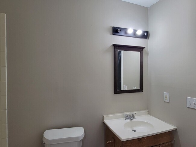 Building Photo - Affordable 2 Story Home - Fresh Paint - New flooring Large Lot - Close to Downtown Atlanta