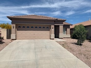 Building Photo - 4 Bed 2 Bath home!