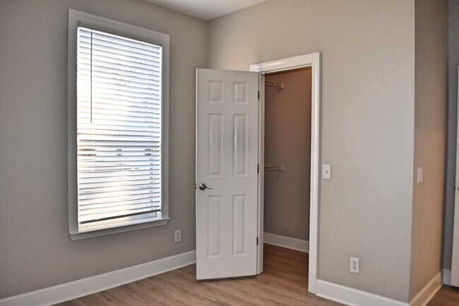 Building Photo - 26 Village Ln