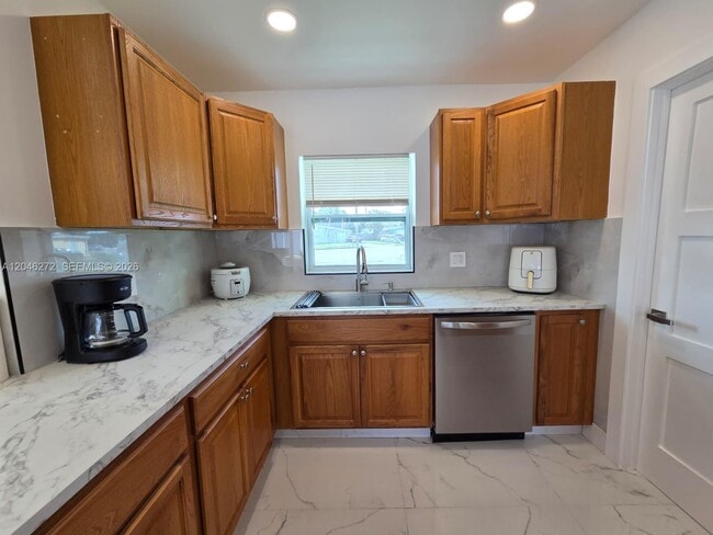 Building Photo - 305 SE Airoso Blvd
