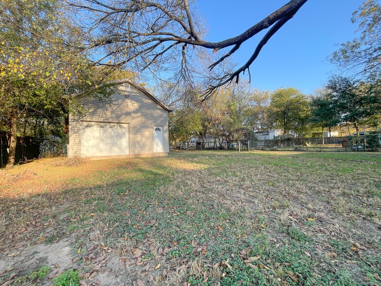 Building Photo - 207 N Bermuda St