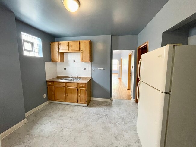 Building Photo - 4437 S Sawyer Ave