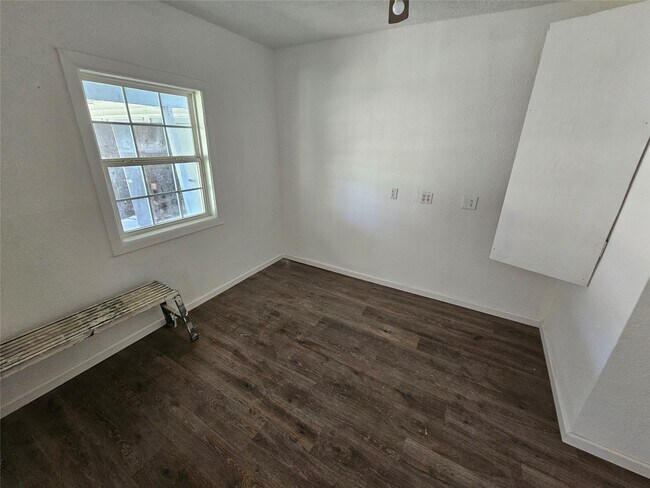 Building Photo - 6018 Beekman Rd