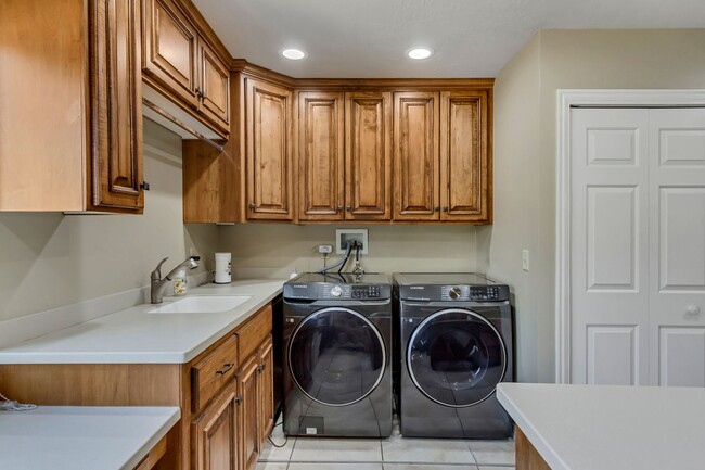 Building Photo - Beautiful 5-Bedroom Home in Sandy!