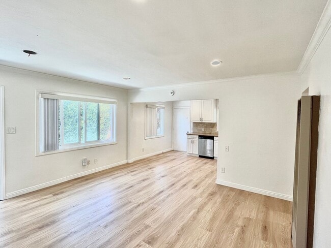 Building Photo - 2 bed 1 bath Apt in North Park Area