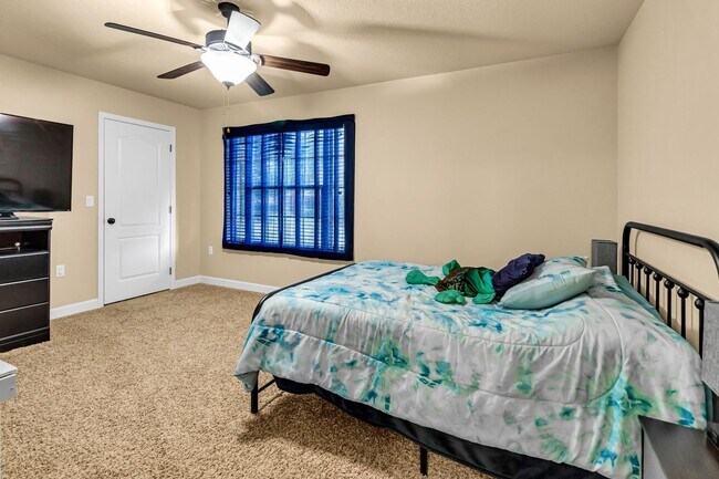 Building Photo - 5 Bedrooms in Crestview!!