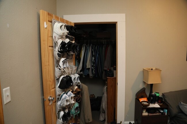 Building Photo - 3 Bedroom with Laundry and Off Street Park...