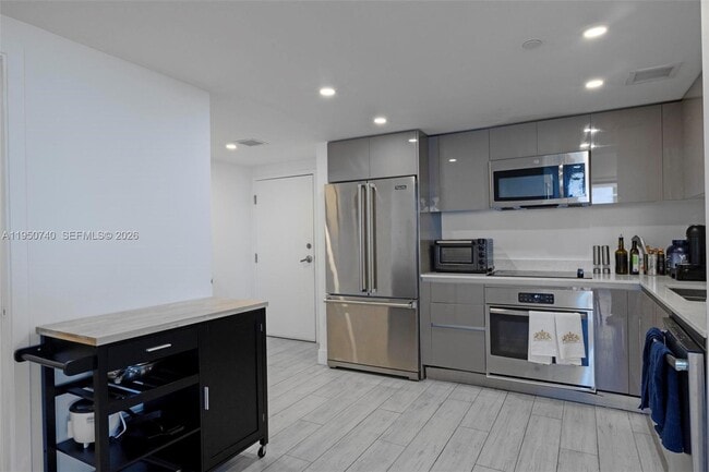 Building Photo - 13800 Highland Dr