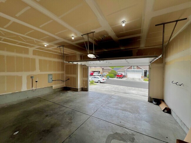 Building Photo - Home in West Valley with garage & back yard!