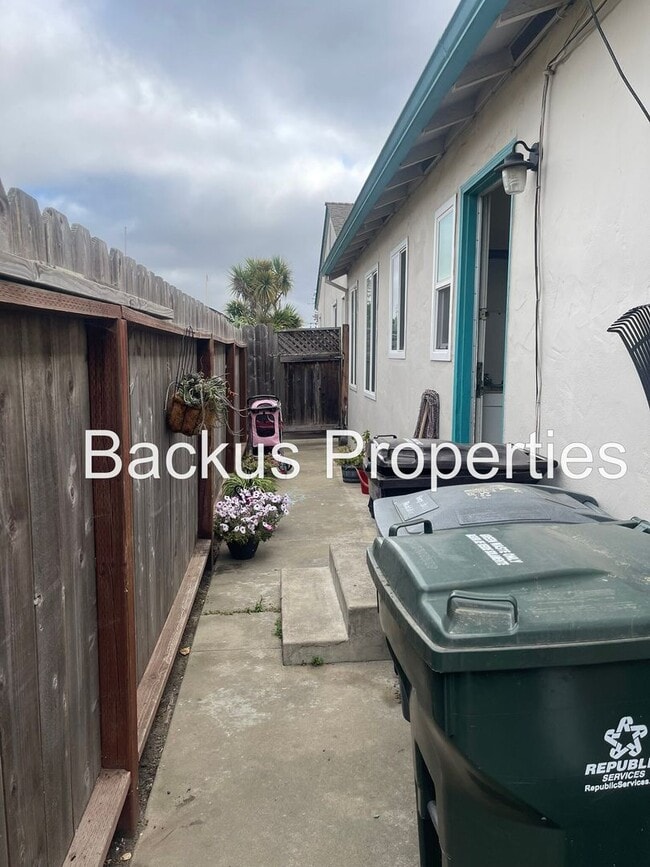 Building Photo - Wonderful duplex unit in North Salinas