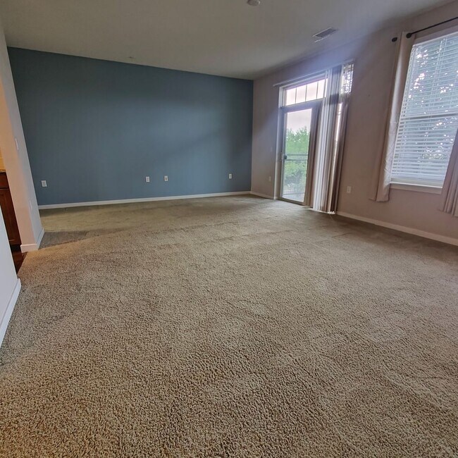Building Photo - Spacious One Bedroom Luxury Condo at East ...