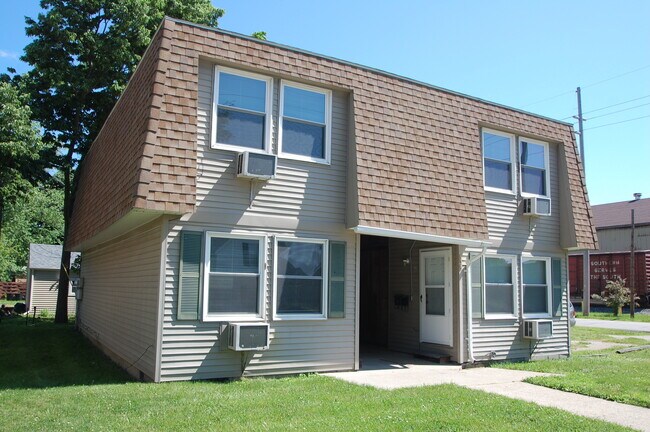 Primary Photo - 523-2 E Douglas