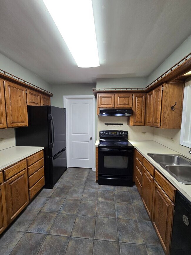 Building Photo - Pet Friendly Single Level 3 Bed 2 Bath Hom...