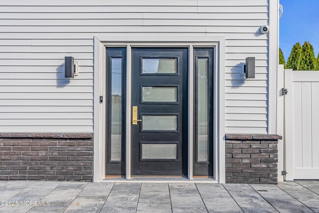 Building Photo - 320 Silver Lagoon Dr