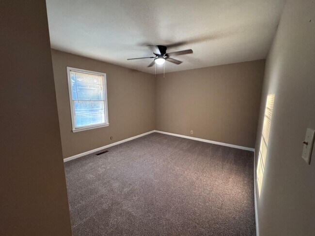 Building Photo - 2 Bedroom, 1 Bath House In Outskirts of Co...