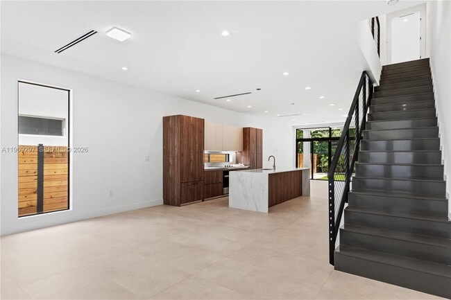 Building Photo - 3047 Elizabeth St