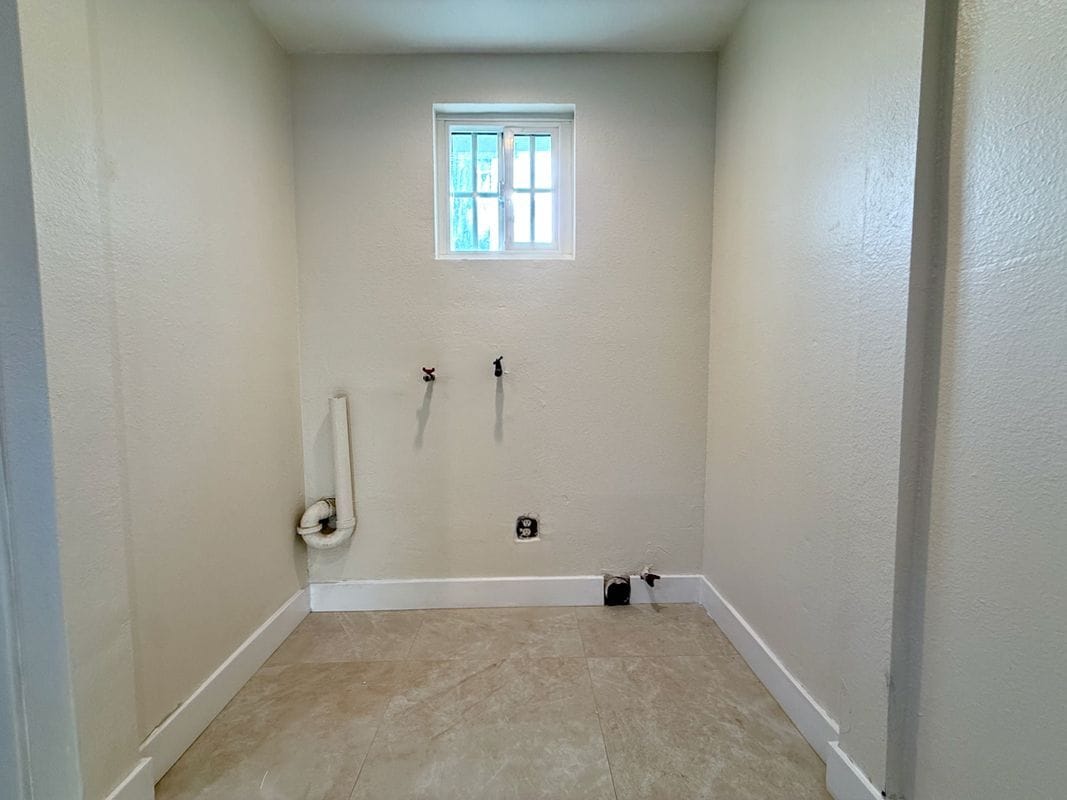 Building Photo - 1004 S Bruce Ln