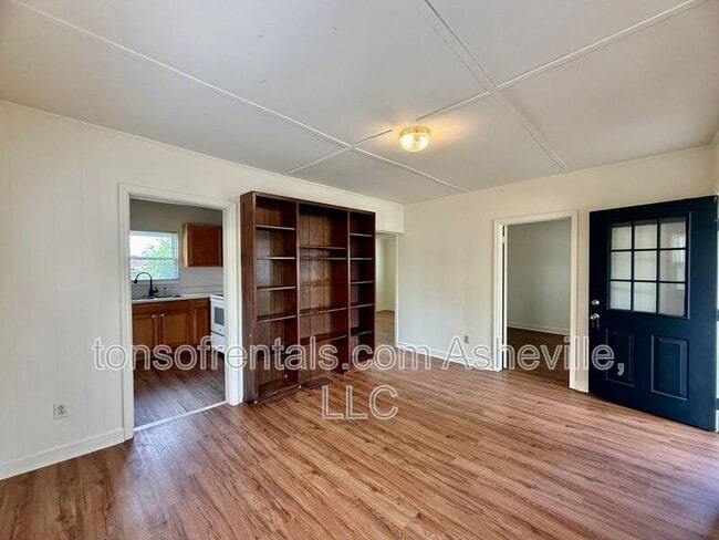Building Photo - 2604 Hendersonville Rd