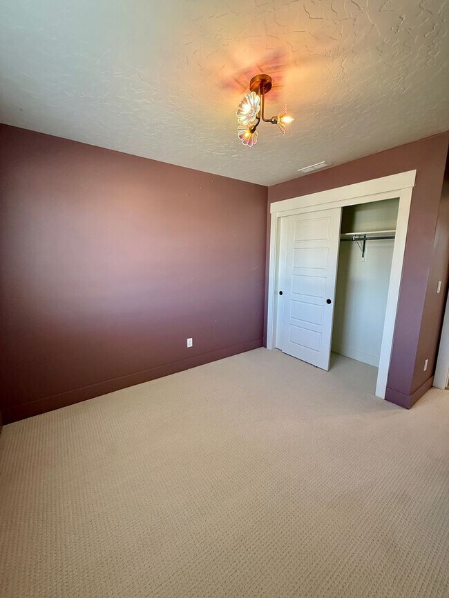 Building Photo - Welcome to this stunning newer home located in the vibrant city of Nampa, ID