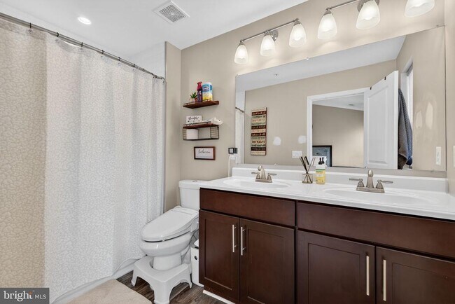 Building Photo - 806 Maury Ave