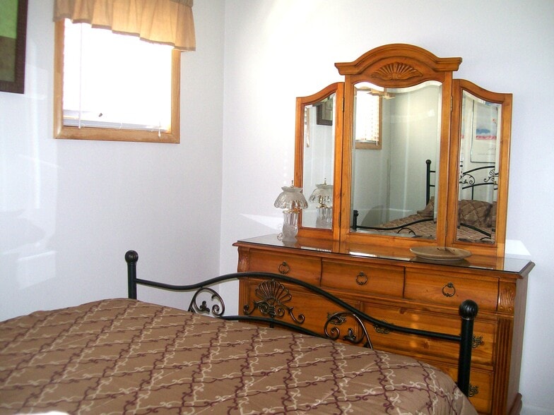 Building Photo - 835 E Hyman Ave