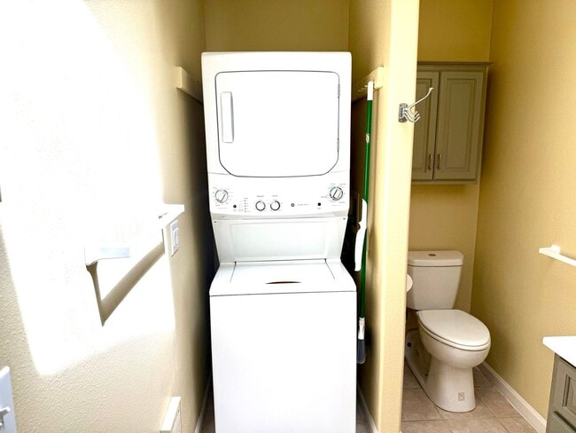 Building Photo - Charming 2 bed, 1 bath Edmonds Apartment H...