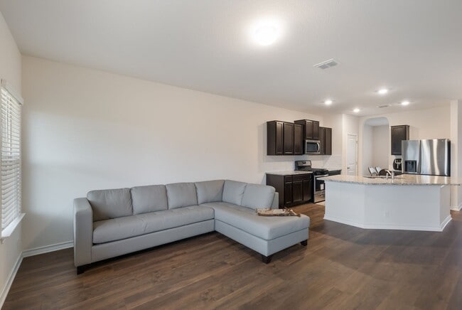 Building Photo - Private Cul-de-Sac Living with Spacious Backyard