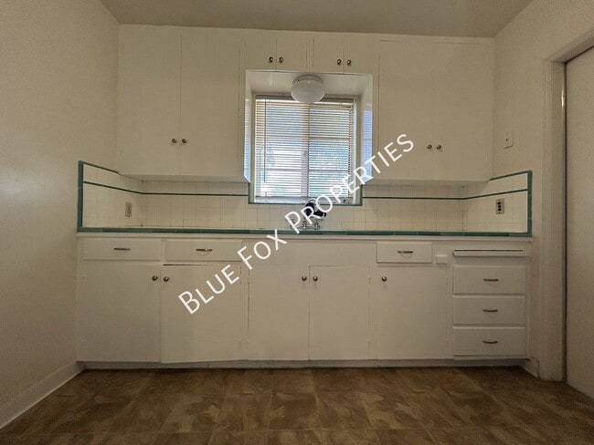 Building Photo - 1448 E Waverly St