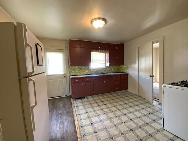 Building Photo - 3-Bedroom, 1-Bathroom Home – $950/Month - MISHAWAKA