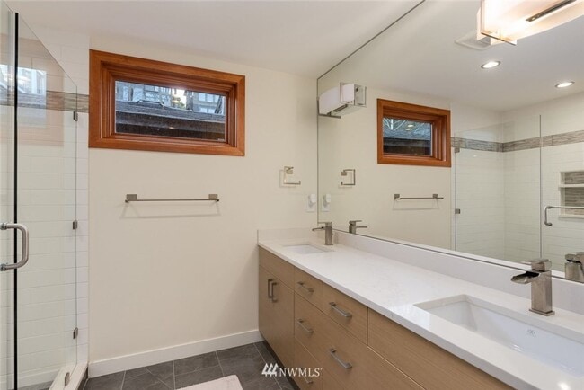 Building Photo - 3bd/2.5ba Seattle Houseboat